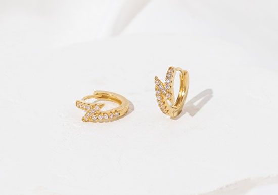 Boucles d'oreilles Hero (noir ou blanc)